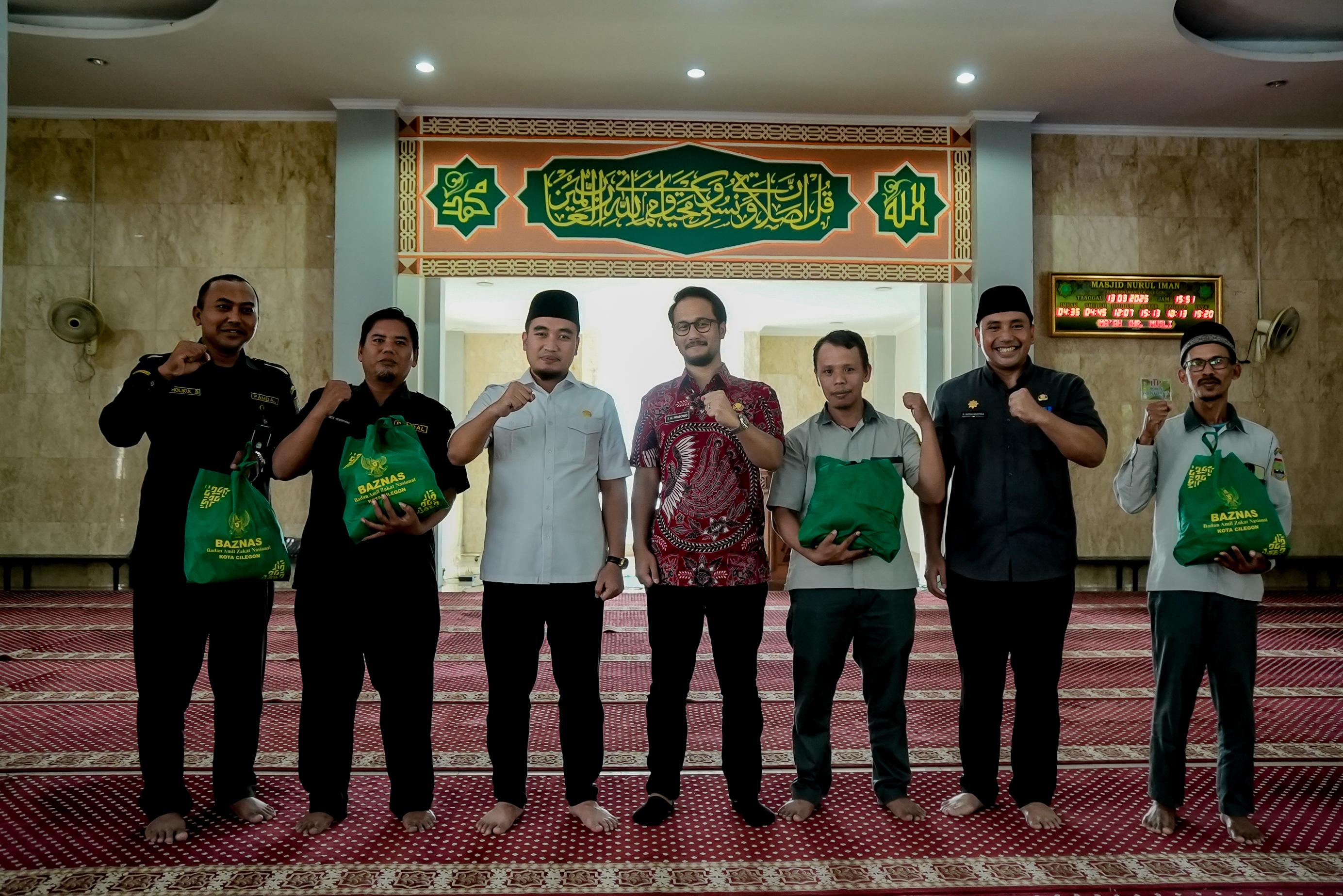 Ratusan OB dan PAMDAL di Lingkungan Kantor Pemerintah Kota Cilegon mendapatkan Sembako dan Uang Tunai dari Walikota Cilegon