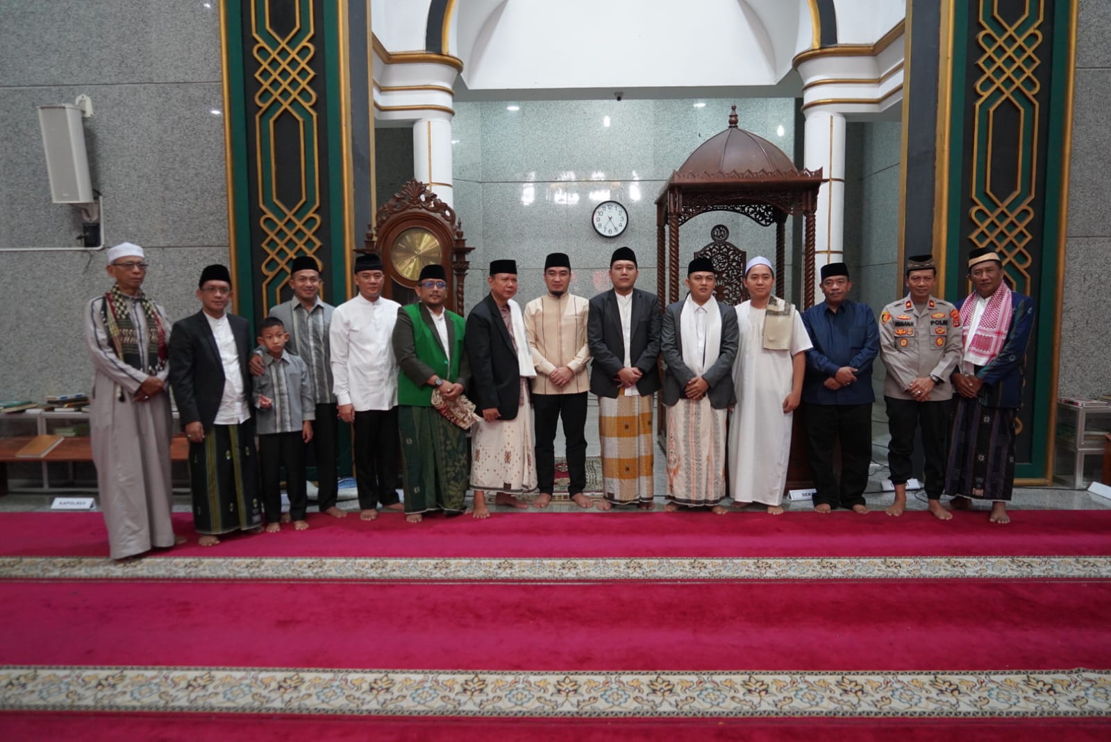 Robinsar Shalat Idul Fitri di Masjid Agung Bersama Ribuan Jamaah