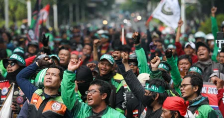 Puluhan Driver Ojol Geser Aksi dari DPR ke Markas Brimob Usai Rekan Mereka Tewas Terlindas Rantis