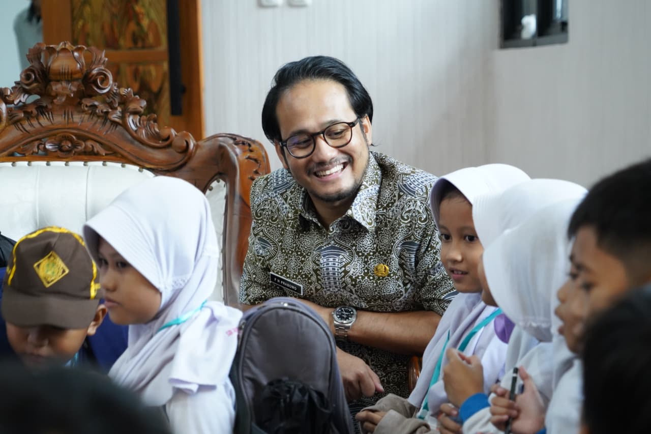 Wakil Wali Kota Cilegon Terima Kunjungan Outing Class SD Negeri 2 Cilegon di Kantornya